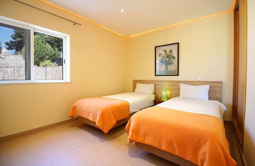 Estombar Apartment | Repiquete - Four Winds Apartments