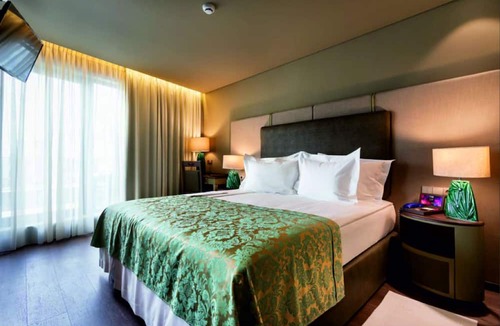 Centro / Baixa Hotel | Hotel Jaguar Oporto – is Near the Metro, has Free Parking and a Free Shuttle Service between the Airport and the Hotel from 7AM to 8PM