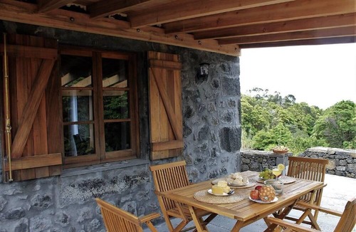 Prainha House | Holiday home "Vinea Lava" with view of the water