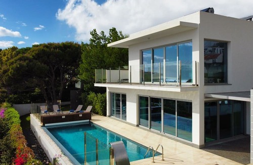 Canico House | Villa Madeira by LovelyStay