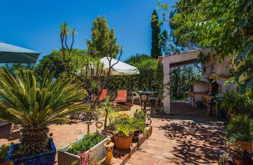 Barracao House | Gorgeous Holiday Home With Swimming Pool