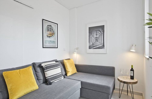 Misericordia Apartment | Bica River View III (C88)