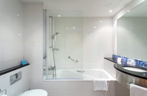 Paco De Arcos Hotel | Holiday Inn Express Lisbon - Oeiras by IHG