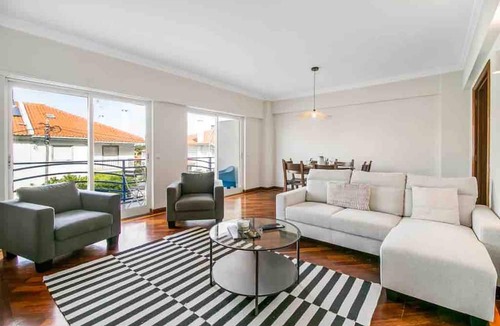 Oeiras Apartment | Bright Flat by Carcavelos Beach With Fast Wi-fi