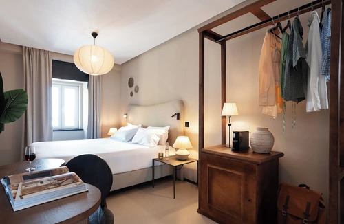 Sao Cristovao e Sao Lourenco Hotel | Casa Teva Lisboa by chic&basic