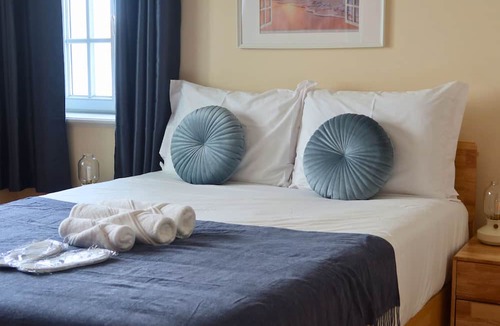 Carcavelos Bed & Breakfast | Art 4 You Carcavelos Suites