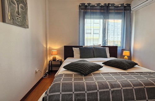 Palhais Apartment | Spacious Modern 3 Bed flat in Lisbon, Expo Summits, City Fun, Shopping & Beaches