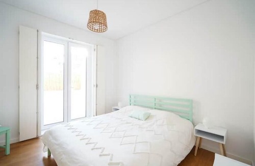 Setubal Apartment | King Bed w/ Balcony. Stylish Remote Working Apt