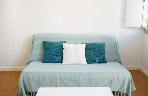 Setubal Apartment | King Bed w/ Balcony. Stylish Remote Working Apt