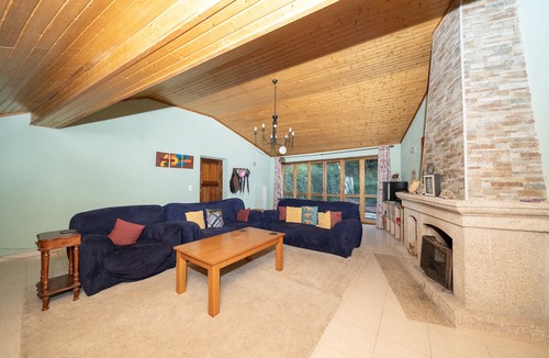 Moitas Other | Farmhouse 'Yellow House - Casa Amarela' with Mountain View, Shared Pool and Wi-Fi