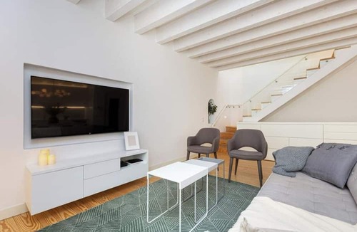 Santo Estevao Apartment | Apartment Downtown Lisbon 3 Bedrooms Balcony