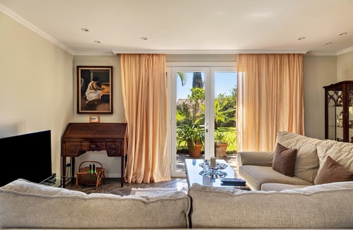 Canico Apartment | Apartment "Villa Echium T1" with one bedroom and shared garden