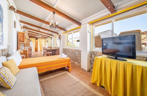 Arruda dos Vinhos Apartment | Eclectic oasis with poolside charm in Arranhó