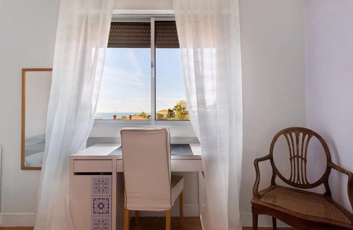 Estoril Apartment | Apartment 'Bisa's House' with Sea View and Wi-Fi