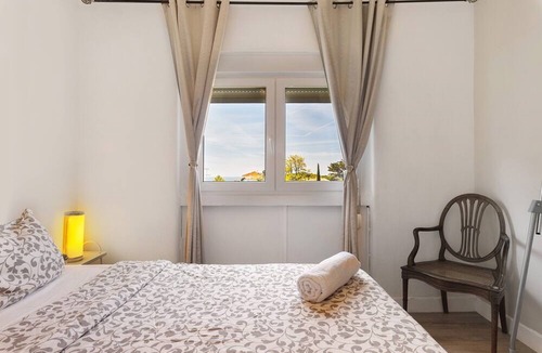 Estoril Apartment | Apartment 'Bisa's House' with Sea View and Wi-Fi