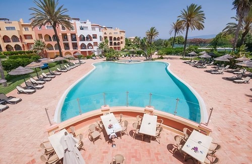 Meia Praia Hotel | Relax and Unwind! Spacious 2BR with Full Kitchen, Swimming Pool, Free Parking!
