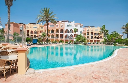 Meia Praia Hotel | Relax and Unwind! Spacious 2BR with Full Kitchen, Swimming Pool, Free Parking!
