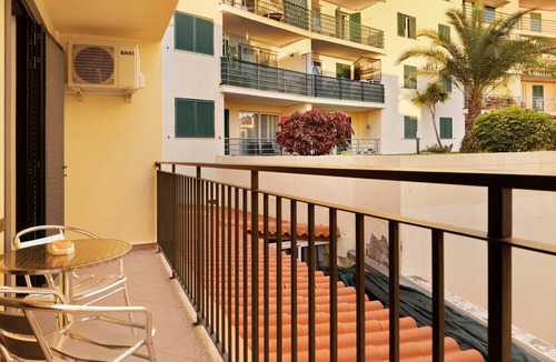 Santa Maria Maior Apartment | Holiday Apartment "Palheiro Residence Familiar 2" with Sea View, Balconies & Wi-Fi