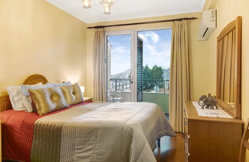 Santa Maria Maior Apartment | Holiday Apartment "Palheiro Residence Vista Mar" with Sea View, Balconies & Wi-Fi