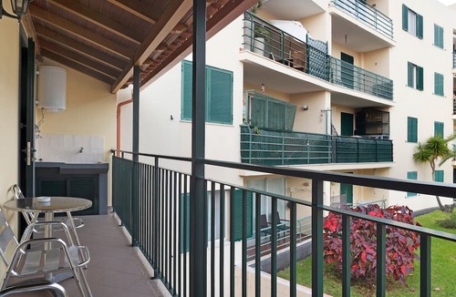 Santa Maria Maior Apartment | Holiday Apartment "Palheiro Residence Vista Mar" with Sea View, Balconies & Wi-Fi