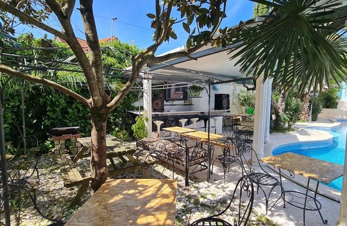 Arnal House | 4 Rooms Residence at Villa ☆ (10-15 Guests) by Silver Village Residence