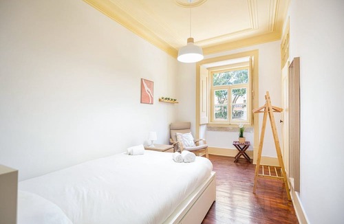 Alfama Apartment | GuestReady - Classical Portuguese Style Family Apt in Bohomeain Alfama