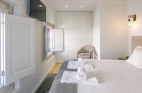 Centro / Baixa Apartment | Downtown Studio w/Pool, AC & Balcony by LovelyStay