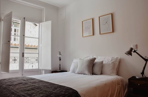 Coimbra City Centre Apartment | Spacious, light-filled one-bedroom apartment (self check-in)