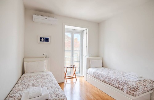 Sacramento Apartment | Chiado 1 - Carmo Square - Recently renovated apartment with great view of the River Taugus and São J