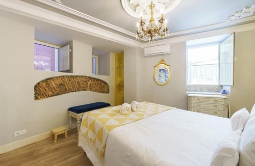 Santo Estevao Apartment | Portuguese Soul in picturesque Alfama | Romantic Art Retreat | Sleeps 2