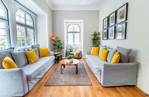 Misericordia Apartment | Central Chiado RC by Central Hill