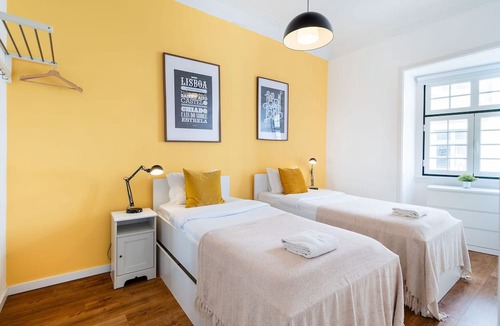 Misericordia Apartment | Central Chiado 1E by Central Hill