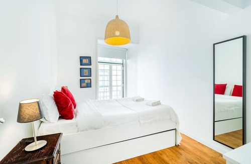 Misericordia Apartment | Central Chiado 1E by Central Hill