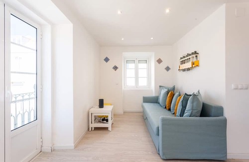 Linda-a-Velha Apartment | FLH Ajuda Modern Apartment