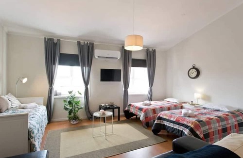 Uniao de Freguesias do Centro Apartment | 2 Comfy Flats w/Netflix | Ace Location by HostWise