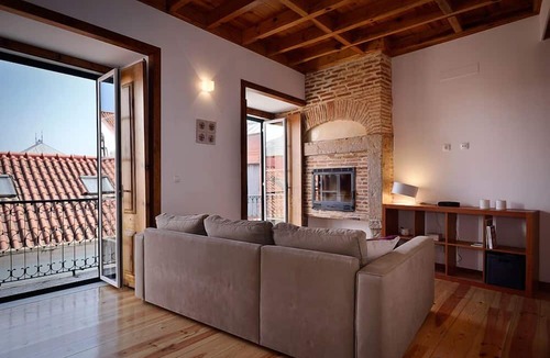 Santo Estevao Apartment | Large, old personality with functionality