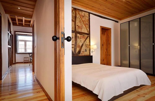 Santo Estevao Apartment | Large, old personality with functionality