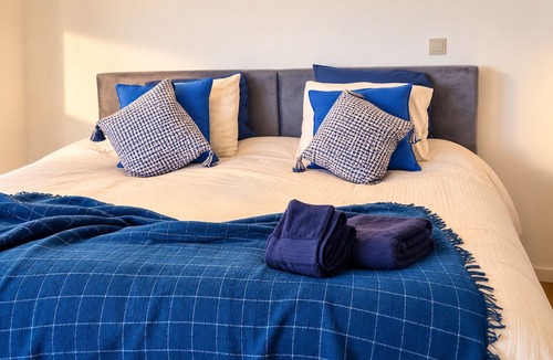 Peso Apartment | Private 30 m² suite for up to 4 guests, with queen bed, mezzanine, bathroom and kitchenette. Nespresso, Marshall sound system and robes. Shared seasonal pool, garden, fire pit and telescope. Free gated parking. Pets: €7/night.