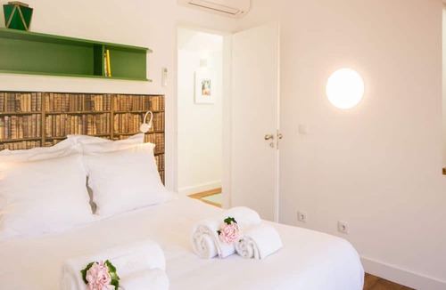 Merces Apartment | Central Rooftop Apartment by LovelyStay