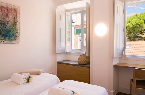 Merces Apartment | Central Rooftop Apartment by LovelyStay