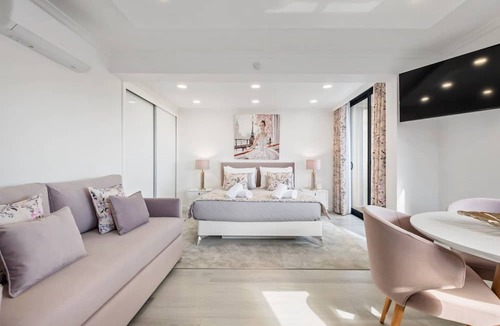 Santa Luzia Apartment | Camacho Studios - Pink Room by Homie