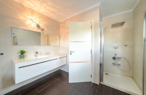 Charneca de Caparica e Sobreda Apartment | GuestReady - Charming family retreat with pool