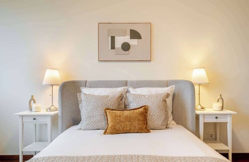 Santa Marinha Apartment | Modern & Spacious Flat with Garage by HostWise