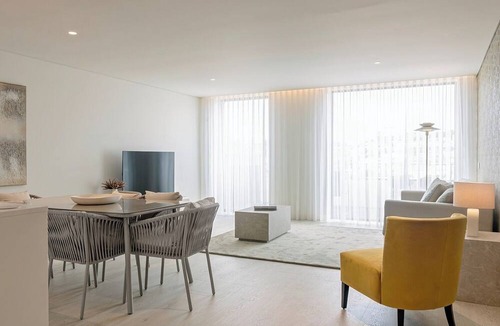 Santa Marinha Apartment | Riverside Luxe 2BR | Pool, Spa, Balcony and Parking
