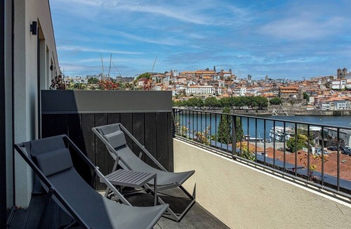 Santa Marinha Apartment | Riverside Luxe 2BR | Pool, Spa, Balcony and Parking