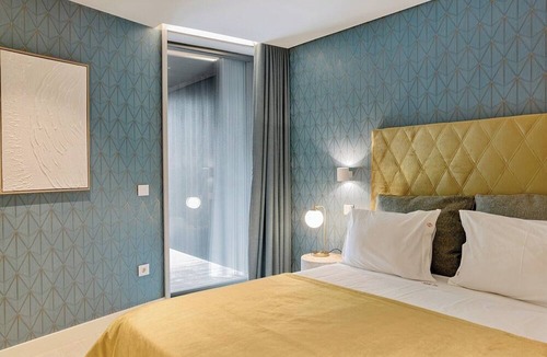 Santa Marinha Apartment | Riverside Luxe 2BR | Pool, Spa, Balcony and Parking
