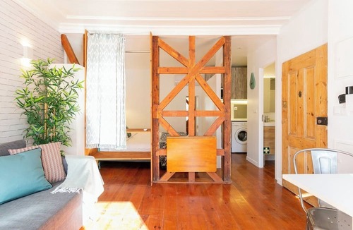 Lisbon Old Town Apartment | Lisbon charming balcony flat w/air conditioner!