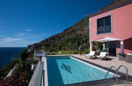 Arco da Calheta House | Ferienvilla mit Infinity Pool by Interhome
