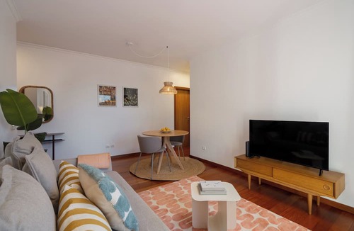 Santo Antonio Apartment | Modern apartment with balcony – Madalenas III