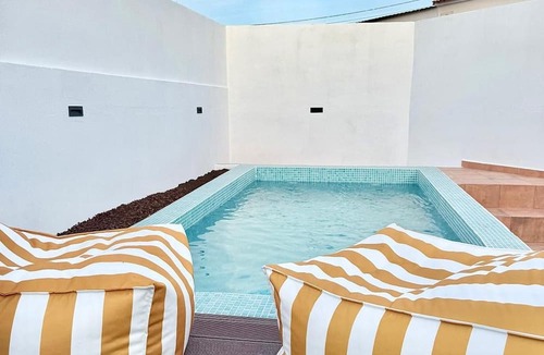 Vila de Frades House | Holiday Home 'Casa Vila De Frades' with Private Terrace, Private Garden and Wi-Fi
